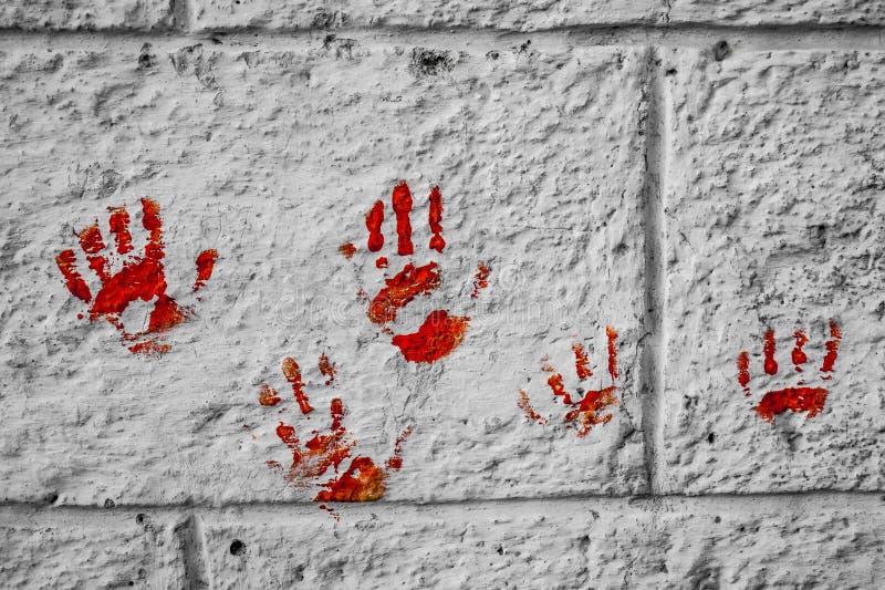 Ensanglanté sur le regard de mur de briques très effrayant et rampant photo libre de droits Ensanglanté sur le regard de mur de briques très effrayant et rampant photo libre de droits