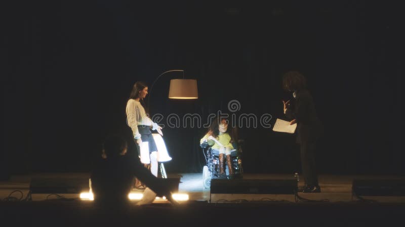 Ensayo de una actuación de comedia en el teatro fotos de archivo libres de regalías