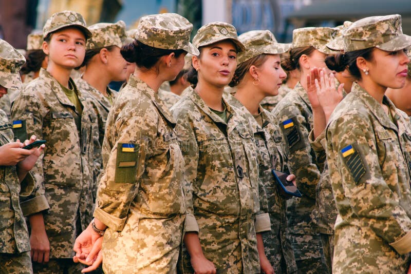 Soldados Ucranianos Con Uniforme Militar. Pareja Enamorada De La Guerra.  Invasión Militar Rusa En Ucrania Foto de archivo - Imagen de hombres,  abrazo: 260695514