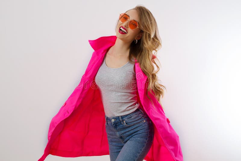 Enschließen Sie glückliches Mädchen in roter Sonnenbrille und rosa, auf weißem Hintergrund isoliertem Fell. aufgeregt, schockiert und überrascht junge Frau, trendige Ausstattung Mode- und Einkaufskonzept Lange Haare Selektiver Fokus