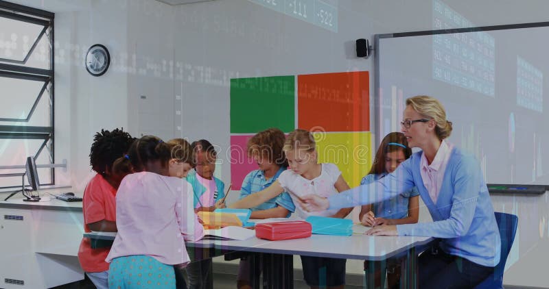 Enseignante ouvrir des dossiers couleur et guider les élèves plier et couper pour la leçon d'art clips vidéos