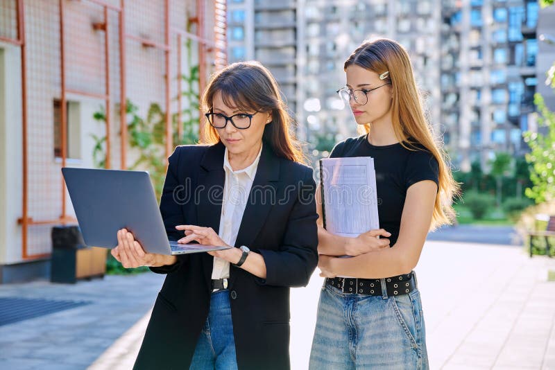 Enseignante parlant à une adolescente étudiante en plein air photographie stock libre de droits