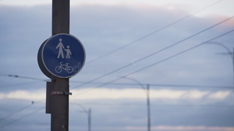 Enseigne de la route bleue piétonne à vélo closeup. concept de plaques de contrôle de la circulation urbaine. clips vidéos