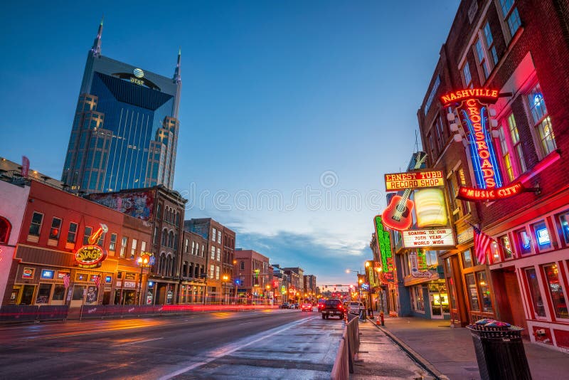 Enseignes au néon sur Broadway inférieur Nashville images stock Enseignes au néon sur Broadway inférieur Nashville images stock