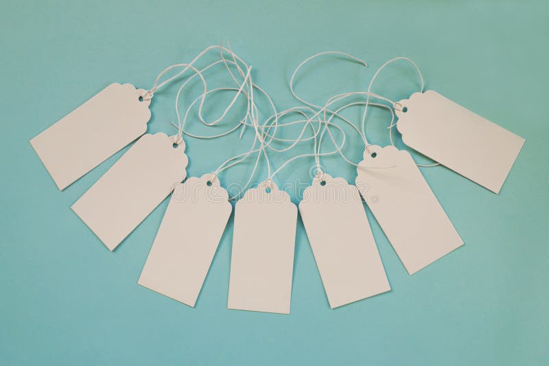 Ensemble blanc de prix à payer ou de labels de papier blanc sur le fond bleu images libres de droits Ensemble blanc de prix à payer ou de labels de papier blanc sur le fond bleu images libres de droits