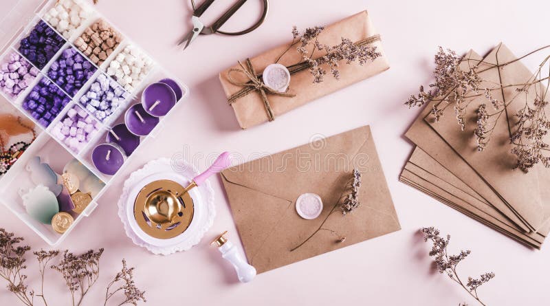Ensemble créatif pour sceller les enveloppes et les cadeaux avec sceau de cire sur la bannière web vue rose photo libre de droits