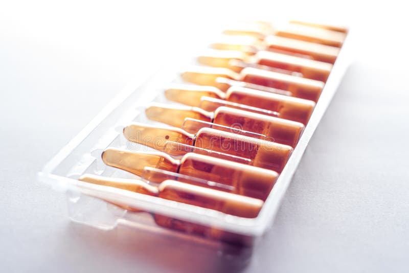 Ensemble D'ampoules En Verre Avec Le Médicament Image stock Image du