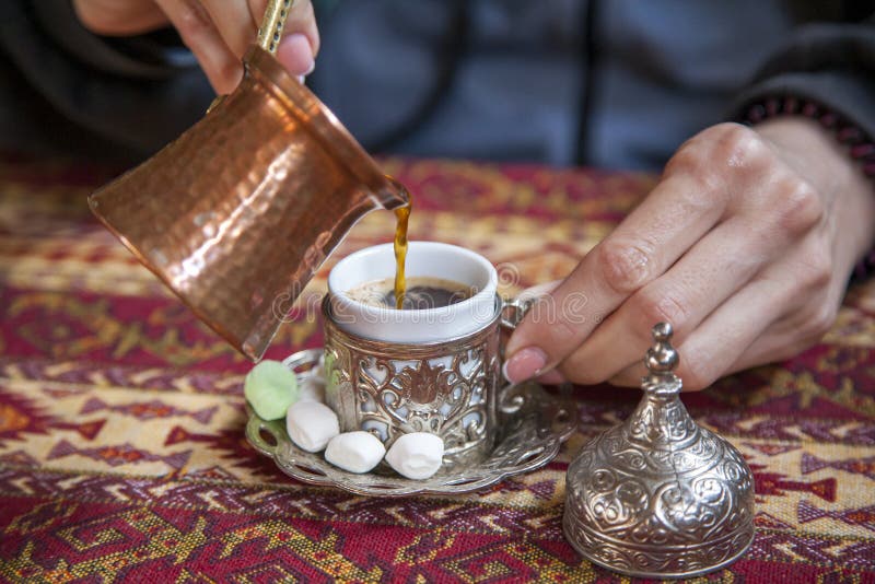 Service à café argenté avec tasse à café turc