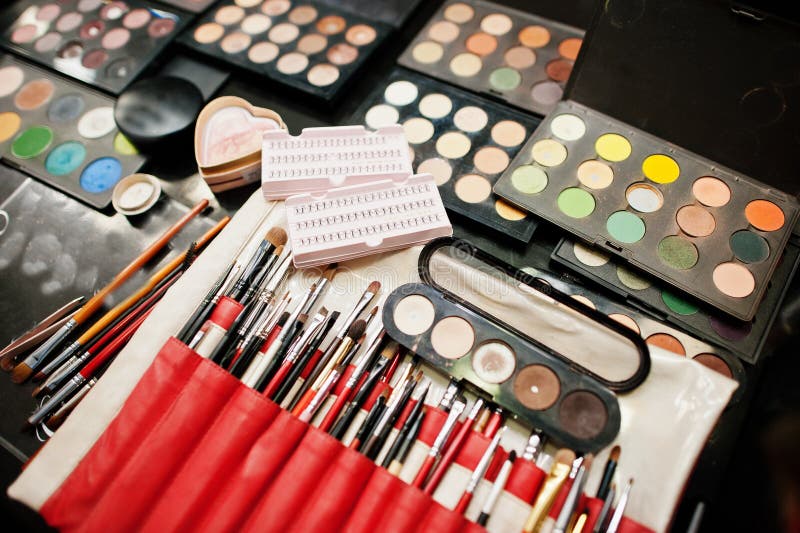 Ensemble de brosse professionnelle de maquillage et de palett coloré de fards à paupières photographie stock libre de droits Ensemble de brosse professionnelle de maquillage et de palett coloré de fards à paupières photographie stock libre de droits