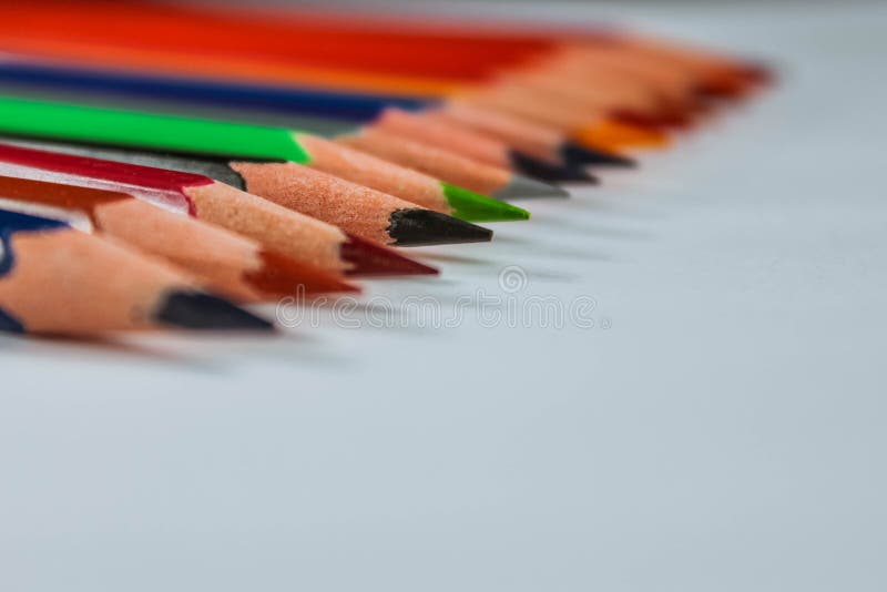 Crayons En Bois De Couleur Arc-en-ciel Sur Fond Blanc