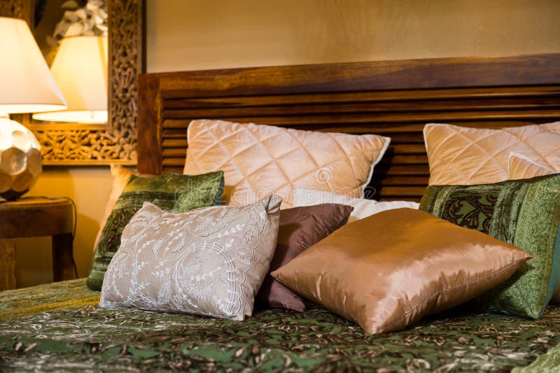 Ensemble de coussins sur le lit images stock Ensemble de coussins sur le lit images stock