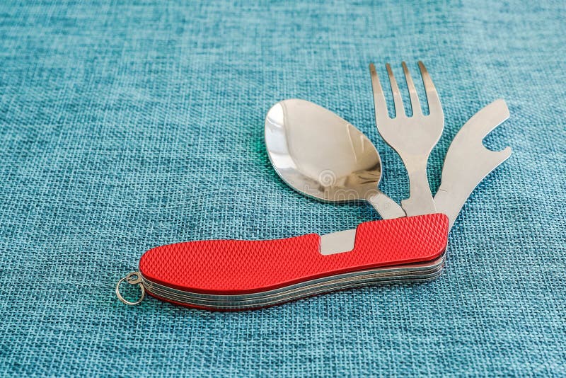 Ensemble de couteau, de fourchette et de cuillère de voyage avec la poignée rouge images stock Ensemble de couteau, de fourchette et de cuillère de voyage avec la poignée rouge images stock