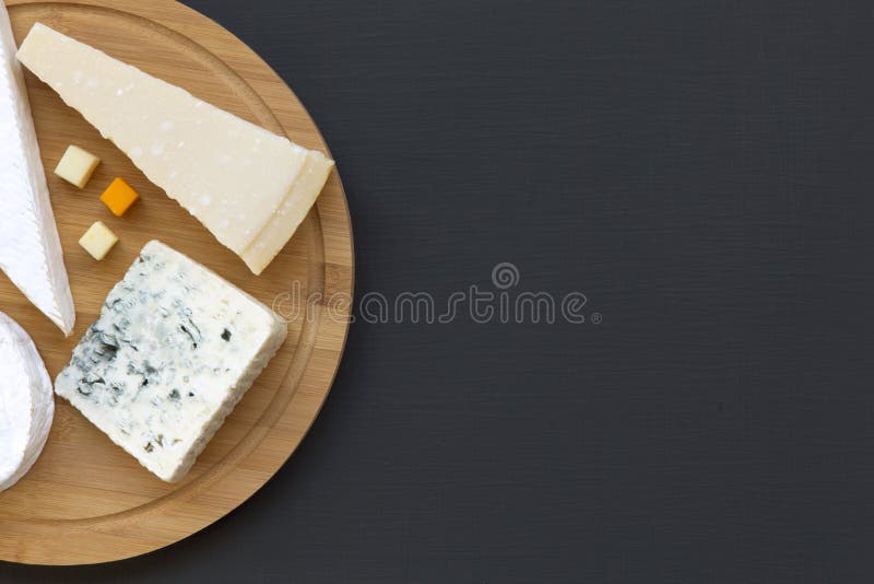 Ensemble de différents fromages sur le panneau en bois rond, vue supérieure Fond foncé Copiez l'espace Configuration plate photo stock Ensemble de différents fromages sur le panneau en bois rond, vue supérieure Fond foncé Copiez l'espace Configuration plate photo stock