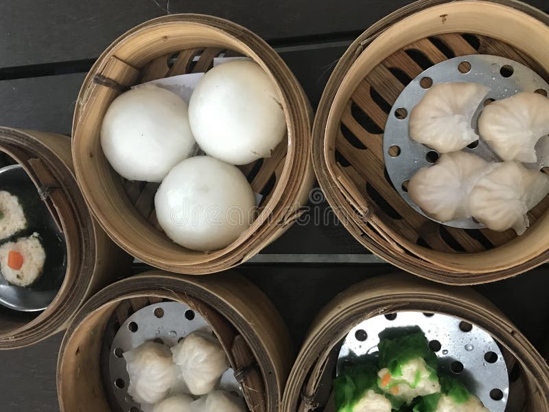 Ensemble de dim sum dans le restaurant chinois images libres de droits Ensemble de dim sum dans le restaurant chinois images libres de droits