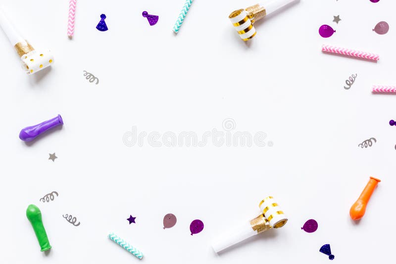 Ensemble de fête d'anniversaire avec des confettis sur la moquerie blanche de vue supérieure de fond image stock Ensemble de fête d'anniversaire avec des confettis sur la moquerie blanche de vue supérieure de fond image stock