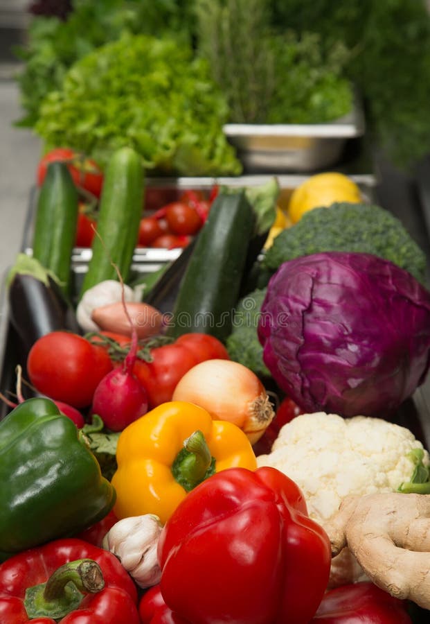 Ensemble de légumes frais et d'herbes Foyer sélectif Département peu profond images stock Ensemble de légumes frais et d'herbes Foyer sélectif Département peu profond images stock