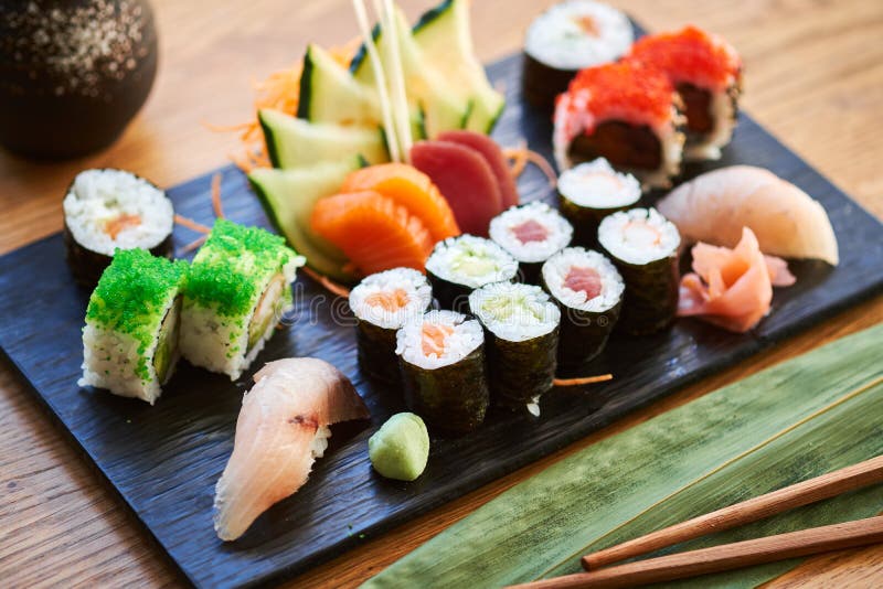 Ensemble de Rolls et de sushi images libres de droits Ensemble de Rolls et de sushi images libres de droits