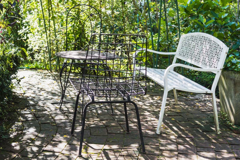 Ensemble de vintage de table et de chaises pour dehors photo libre de droits Ensemble de vintage de table et de chaises pour dehors photo libre de droits