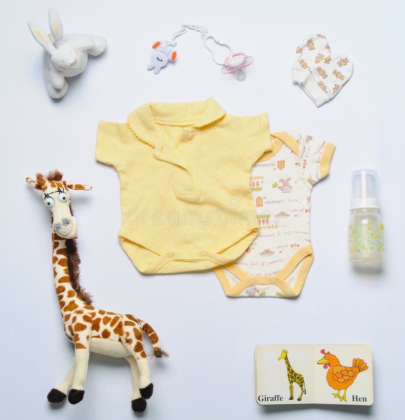 Ensemble de vue supérieure de substance et de jouets à la mode de mode pour le bébé nouveau-né i photo libre de droits Ensemble de vue supérieure de substance et de jouets à la mode de mode pour le bébé nouveau-né i photo libre de droits