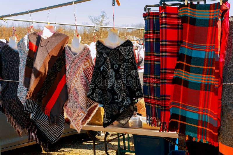 Ensemble de vêtements de vintage de beaucoup de couleurs à vendre au marché aux puces images libres de droits Ensemble de vêtements de vintage de beaucoup de couleurs à vendre au marché aux puces images libres de droits