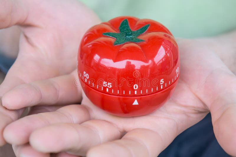 Ensemble rouge de minuterie de cuisine de tomate à 0, tenu par les deux mains, avec les paumes ouvertes image stock Ensemble rouge de minuterie de cuisine de tomate à 0, tenu par les deux mains, avec les paumes ouvertes image stock