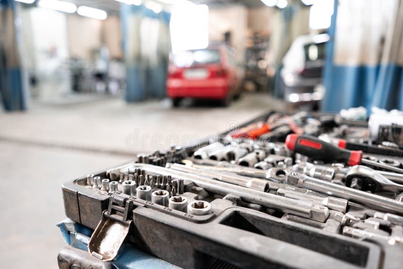 Ensemble Sale D'outils De Bricolage Et De Wrenchs En Gros Plan Dans La  Boîte Service De Voiture De Peinture De Garage Usinez Pour Photo stock -  Image du industriel, moteur: 124429858