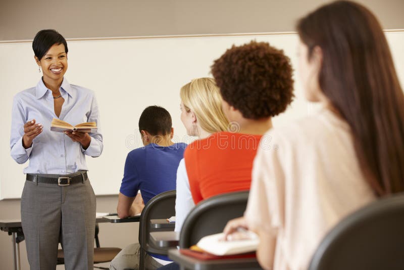 Enseñanza afroamericana del profesor en el frente de la clase imágenes de archivo libres de regalías Enseñanza afroamericana del profesor en el frente de la clase imágenes de archivo libres de regalías