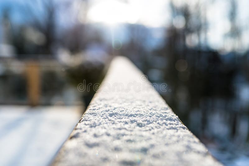 Ent?ckt tr?balustrad p? balkongen med den selektiva fokusen I bakgrunden, de suddiga byggnaderna och tr?den fotografering för bildbyråer Ent?ckt tr?balustrad p? balkongen med den selektiva fokusen I bakgrunden, de suddiga byggnaderna och tr?den fotografering för bildbyråer