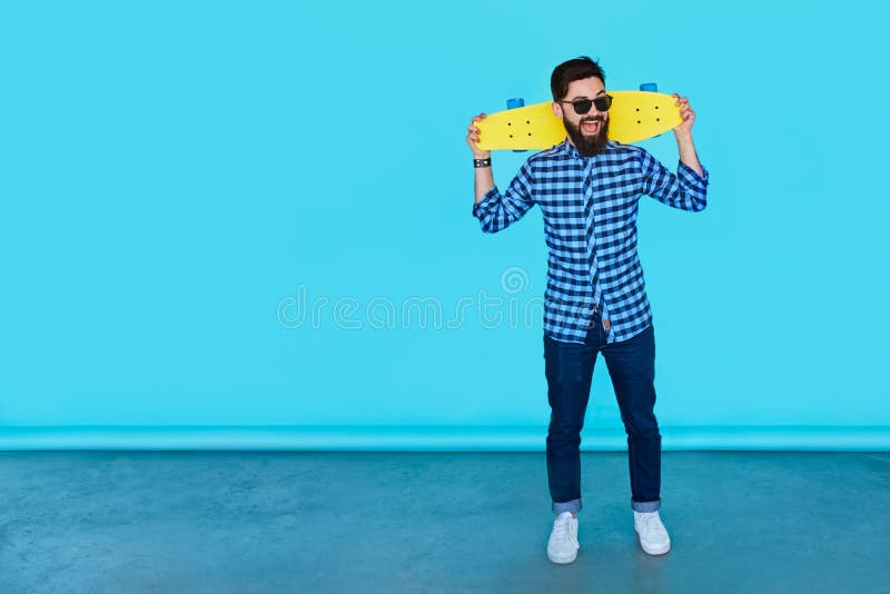 Ente completo del tipo attraente bello casuale dei pantaloni a vita bassa dell'uomo fotografie stock