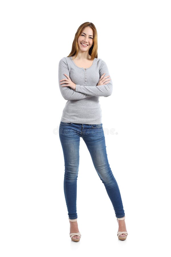 Ente completo sicuro dei jeans d'uso stanti di una donna felice casuale