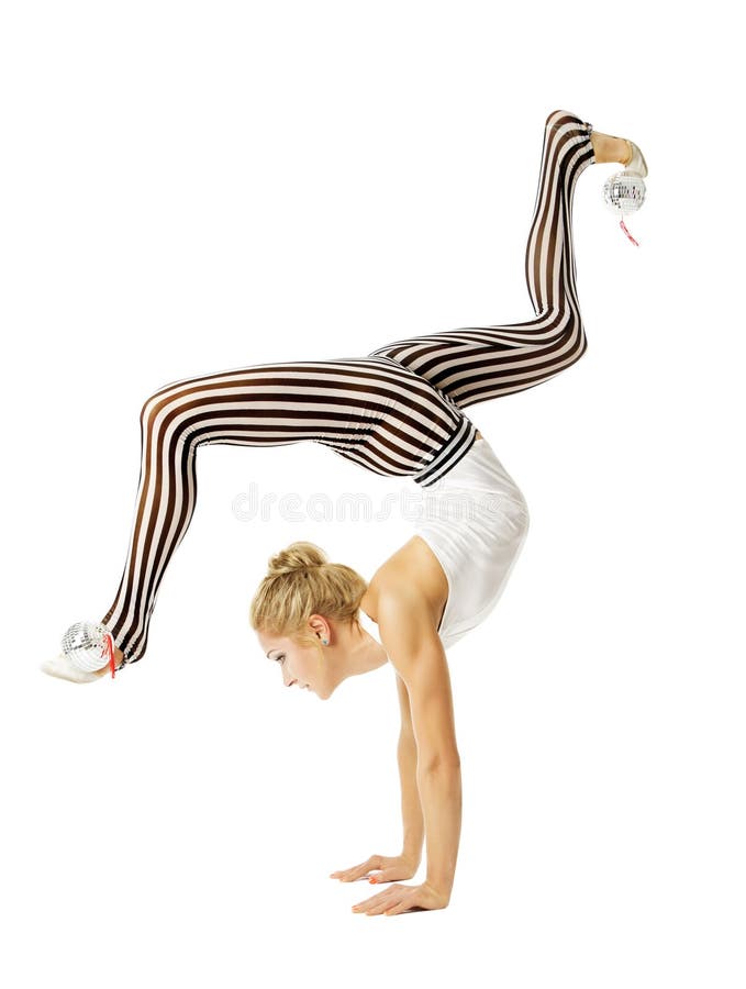 Ente flessibile che sta sulle armi, stretchin di formazione della donna della ginnasta immagine stock libera da diritti Ente flessibile che sta sulle armi, stretchin di formazione della donna della ginnasta immagine stock libera da diritti