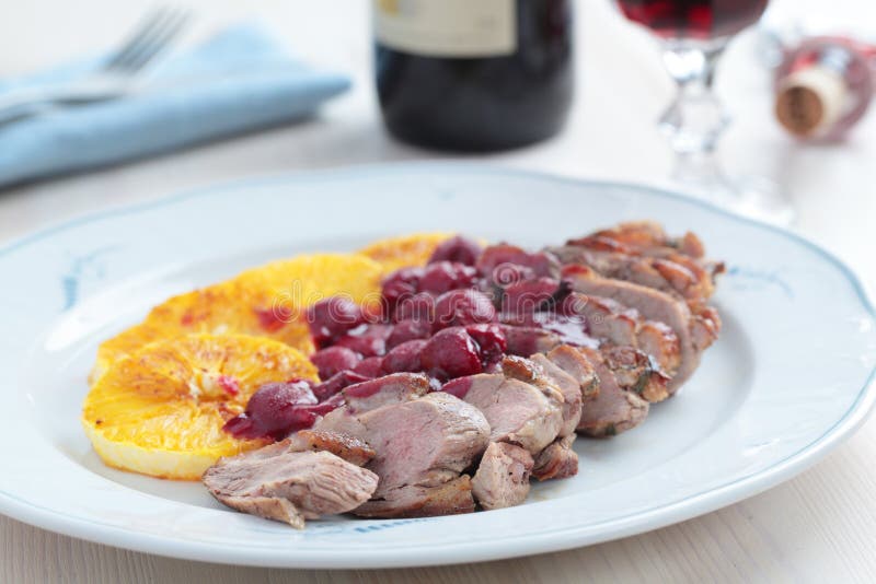 Entefleisch mit Orangen- und Kirschsoße lizenzfreies stockfoto Entefleisch mit Orangen- und Kirschsoße lizenzfreies stockfoto
