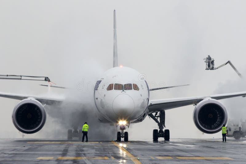 Enteisungslot polish airlines, Boeing B787 Dreamliner lizenzfreies stockfoto Enteisungslot polish airlines, Boeing B787 Dreamliner lizenzfreies stockfoto