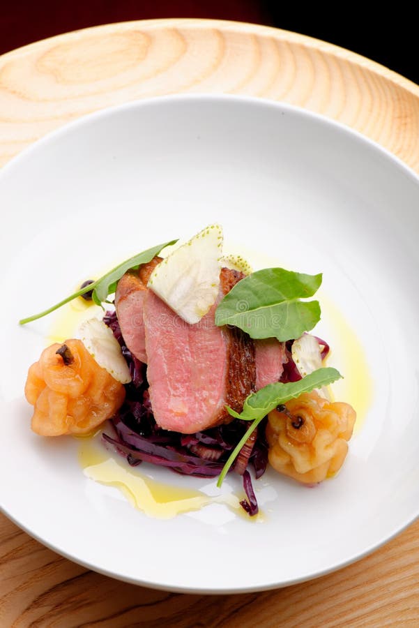 Entenbraten, Rotkohl und trockene Früchte stockfotos