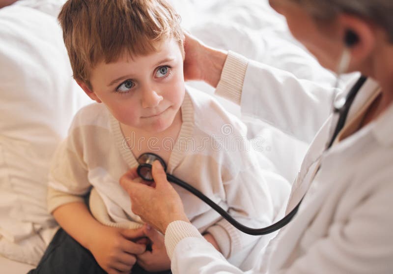 Petit Enfant Garçon Examine Par Un Médecin Avec Un Stéthoscope