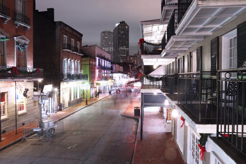 Singurătate nocturnă : străzi goale din New Orleans French Quarter noaptea stock images