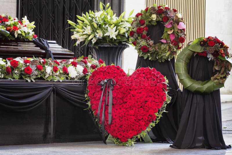 Enterrement, admirablement décoré du cercueil de compositions florales photo libre de droits Enterrement, admirablement décoré du cercueil de compositions florales photo libre de droits