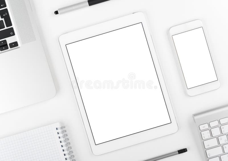Entgegenkommendes Design: Laptop Tablette und Smartphone auf weißer Tabelle stockbilder Entgegenkommendes Design: Laptop Tablette und Smartphone auf weißer Tabelle stockbilder