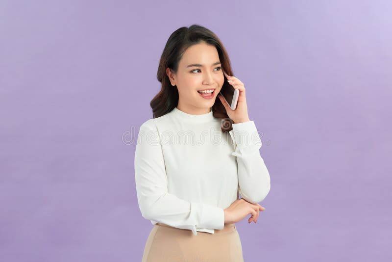 Enthousiaste charmante asiatique femme parler sur téléphone portable photographie stock libre de droits