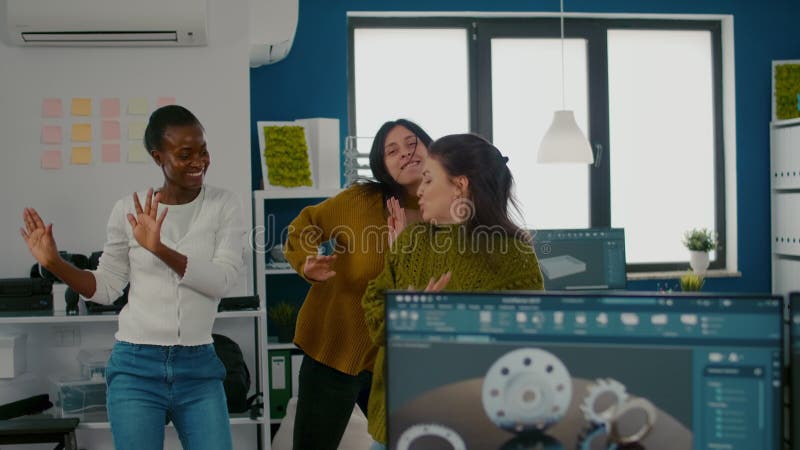 Enthousiaste divers ingénieurs femmes dansant dans le bureau de l'entreprise clips vidéos