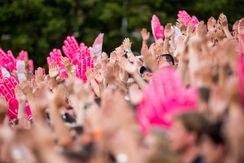 Enthusiastische Sportfans, die Hände klatschen lizenzfreies stockfoto Enthusiastische Sportfans, die Hände klatschen lizenzfreies stockfoto