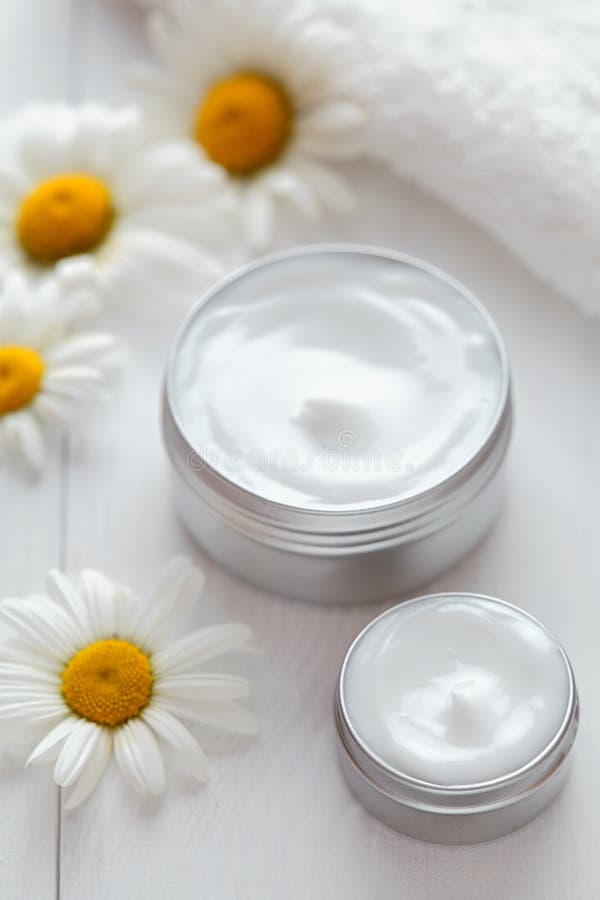 Enthäuten Sie reinigende kosmetische Creme mit Kamillenblumenvitamin-Badekurortlotion