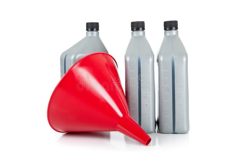 Entonnoir rouge et litres de pétrole de moteur sur le blanc images libres de droits Entonnoir rouge et litres de pétrole de moteur sur le blanc images libres de droits