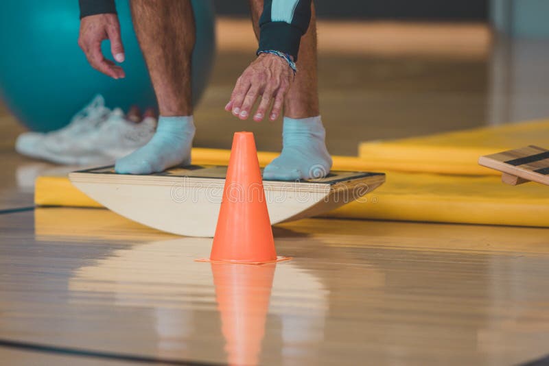 Entraîneur Masculin Vu En Utilisant Un Tableau De Balance En Bois.  Différents équipements Sportifs D'équilibre Sont Visibles Dans Image stock  - Image du statique, attrayant: 216460503