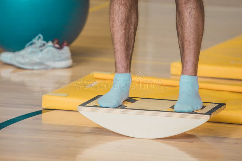 Entraîneur Masculin Vu En Utilisant Un Tableau De Balance En Bois.  Différents équipements Sportifs D'équilibre Sont Visibles Dans Image stock  - Image du statique, attrayant: 216460503