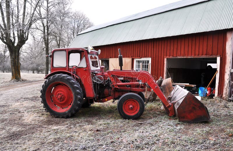 Vieux Tracteur Rouge Couvert Dans La Neige Image stock - Image du couvert,  vieux: 108269387