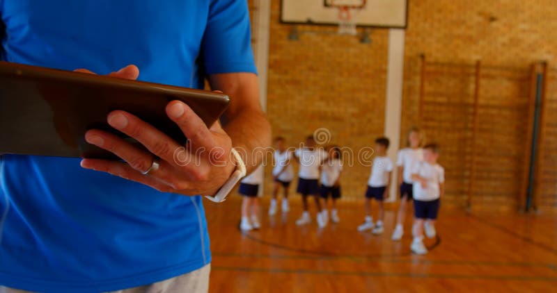 Entra? neur de football? l'aide du comprim? num? rique au terrain de basket? l'? cole 4k banque de vidéos