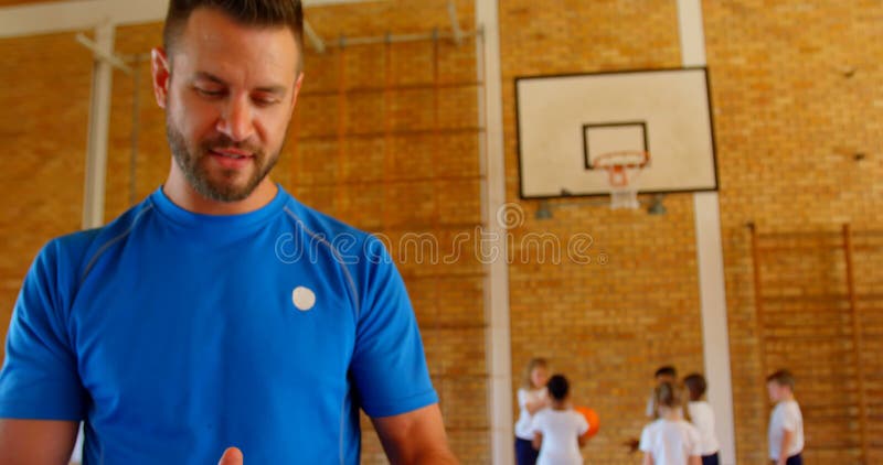 Entra? neur de football? l'aide du comprim? num? rique au terrain de basket? l'? cole 4k clips vidéos