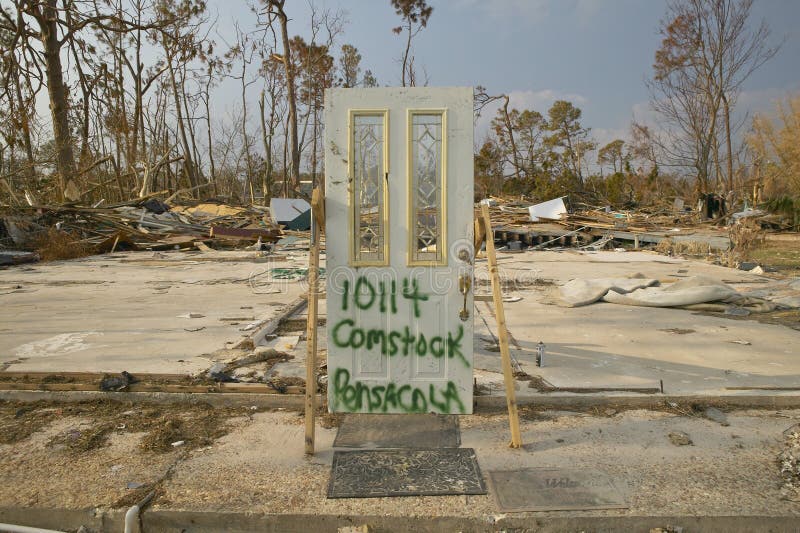 A entrada a abrigar destruiu totalmente pelo furacão Ivan em Pensacola Florida fotos de stock A entrada a abrigar destruiu totalmente pelo furacão Ivan em Pensacola Florida fotos de stock