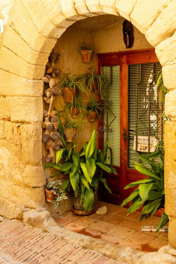 Entrada adornada con las cáscaras y las plantas foto de archivo Entrada adornada con las cáscaras y las plantas foto de archivo